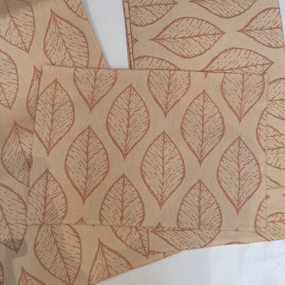 Homewear Table Runner With Set of 5 Placemats. Brand New With Tags. - Picture 5 of 7